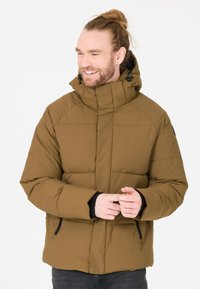 Brun fiberjakke med høj krave, der har en lynlås lukning og sidelommer. Glat tekstur med minimale sømdetaljer.