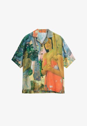 Lühikeste varrukatega nööbitav särk, millel on värvikas trükk seisevatest naistest, puudest ja lehtedest maalilises stiilis.