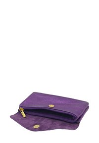 Pochette en simili cuir violet avec fermeture éclair, quincaillerie dorée, surface texturée et rabat avec bouton-pression.