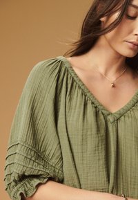 Next WASHED V-NECK - Blúzka - khaki green