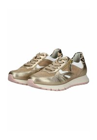 Metallic gold Sneakers mit einer Kombination aus glattem und strukturiertem Leder, weißen Akzenten, Schnürdesign und einem Leopardenmuster-Detail an der Ferse.