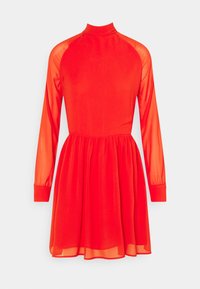 Punainen mekko, jossa on korkea kaulus ja pitkät läpikuultavat hihat. Hame on gathered-tyylinen volyymin aikaansaamiseksi, ja siinä on sileä pinta sekä istuva vyötärö.