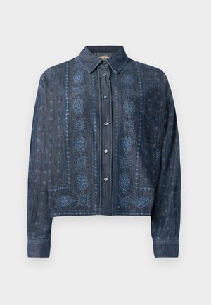 Chemise à boutons en denim bleu foncé avec une broderie délicate bleu clair, comprenant des motifs floraux et symétriques, dotée d'un col et de manches longues.