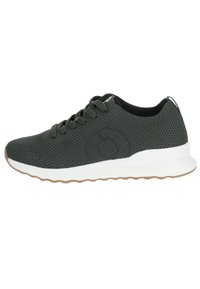 Zapatilla de punto texturizado verde con suela blanca y suela de goma. Presenta cordones redondos y un detalle de logo en el lateral. Diseño atlético estándar.