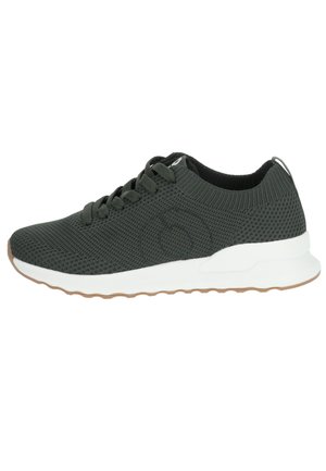 Zapatilla de punto texturizado verde con suela blanca y suela de goma. Presenta cordones redondos y un detalle de logo en el lateral. Diseño atlético estándar.