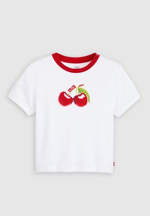 Camiseta blanca de algodón con cuello acanalado rojo que presenta un gráfico de dos cerezas rojas y una hoja verde. Incluye una pequeña etiqueta roja.