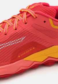 Mizuno WAVE IBUKI 4 - Zapatillas de trail running - dubarry/white/citrus