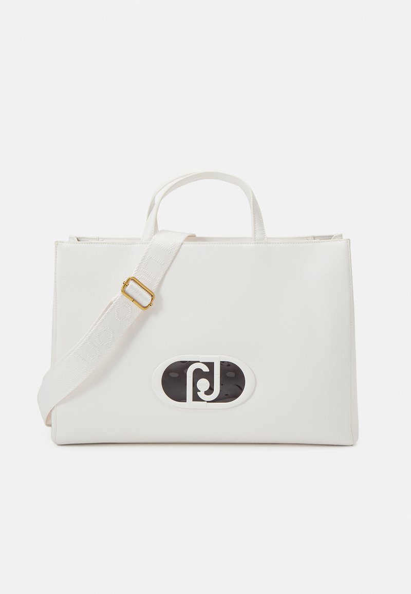 Borsa a tote strutturata bianca con doppie maniglie superiori e una tracolla removibile. Presenta un dettaglio ovale del logo in bianco e nero. Texture liscia.