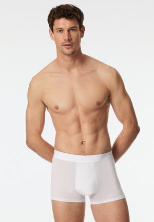 Weiße Baumwoll-Boxershorts mit einem weichen Gummizug und einer glatten Textur. Die taillierte Passform sorgt für zusätzlichen Komfort und Unterstützung.