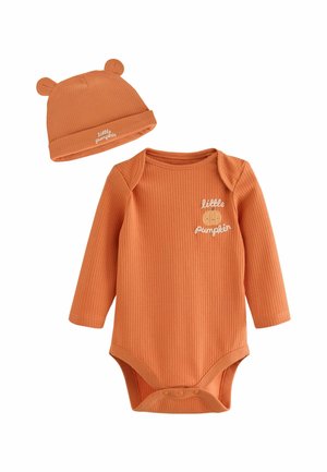 Pomarańczowy prążkowany body niemowlęce i pasująca czapka z uszkami misia, oba z tekstem "little pumpkin" i grafiką dyni na body.