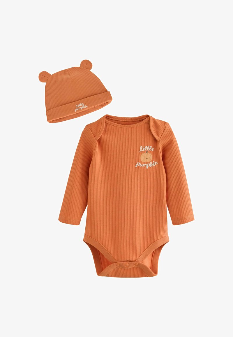 Oranžové rebrované dojčenské body a zodpovedajúca čiapka s medvedími uškami, obe s textom "little pumpkin" a grafikou tekvice na body.