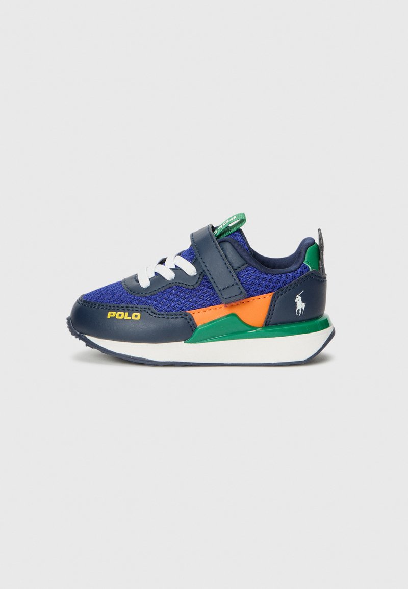 Blauwe sneaker met een bovenwerk van mesh en leren accenten, groene en oranje details, witte veters en een riem. Inclusief een logo aan de zijkant.