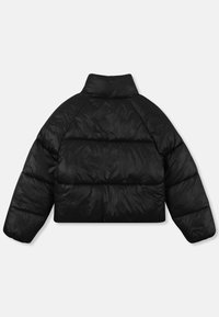 Svart kort pufferjacka med hög krage, kviltat mönster och vida ärmar. Tillverkad av glänsande, lätt material.