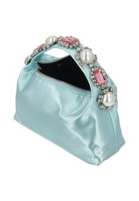 Satin taske i blågrøn med et opsamlet design, der har et håndtag prydet med perler og ædelsten samt en lynlåslukning. Indvendig foret, synligt.