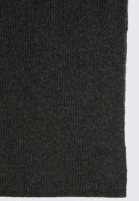 Dunkelgrauer gestrickter Stoff mit einer gerippten Textur. Weich und dick, mit vertikalen Linien und einem sauberen, fertig bearbeiteten Rand.