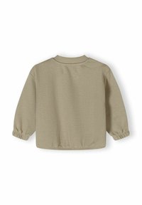 Bézs színű, rövidített pulóver hosszan púposított ujjakkal, kerek nyakkivágással és rugalmas mandzsettákkal. Simogatós anyagú, egyszerű kivitel.