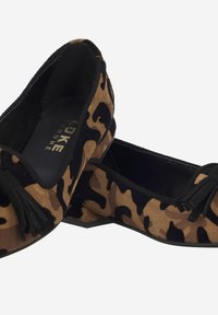 Braun- und schwarz gefleckte Ballerinas aus Wildleder mit einer kleinen Quastendetail an der Vorderseite und einem niedrigen Blockabsatz.