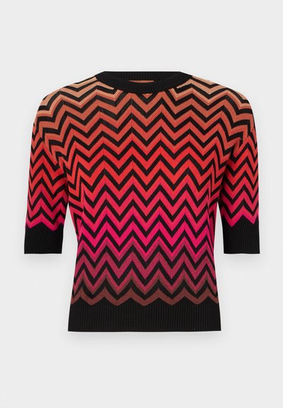 Kötött, rövid ujjú felső, amely zigzag mintával és a rózsaszínből feketébe átmenő színárnyalatokkal rendelkezik. A bordázott kivágás és a fekete ujjak teszik teljessé a megjelenést.