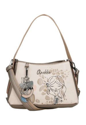 Borsa a tracolla beige e taupe con illustrazione di una bambina dei cartoni animati, motivo con impronte di zampe, testo "Anekke" e portachiavi in metallo e pelle allegati.