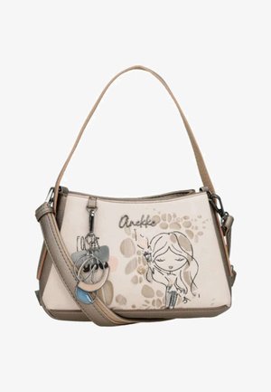 Borsa a tracolla beige e taupe con illustrazione di una bambina dei cartoni animati, motivo con impronte di zampe, testo "Anekke" e portachiavi in metallo e pelle allegati.