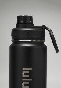 Črna nerjaveča jeklena steklenica za vodo s pokrovom na navoj, teksturiranim oprijemom in črnim plastičnim ročajem. Ima srebrni logo na strani.