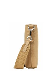 Sac à main en cuir texturé beige sur le côté avec une épaisse bandoulière tissée fixée par un fermoir en métal argenté et le nom de la marque embossé sur la bandoulière.