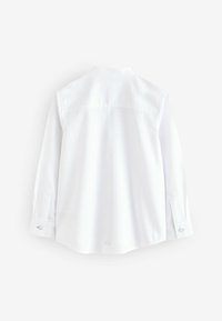 Witte lange mouwen overhemd met een ronde kraag, knopenmanchetten en een gladde stoftextuur. Heeft een achterkant met een yoke en subtiele horizontale stiksels.