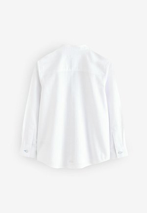 Chemise blanche à manches longues avec un col rond, des poignets à boutons et une texture de tissu lisse. Présente un empiècement au dos avec des coutures horizontales subtiles.