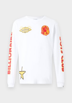 Langermet hvit T-skjorte med rødt grafisk motiv, inkludert en astronaut og stjerner. Merkene inkluderer "Billionaire Boys Club" og "2025."