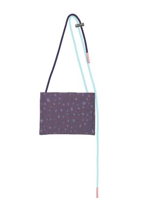 Lila rechteckige Tasche mit dezentem abstraktem Muster, befestigt an zwei langen Schnüren – eine dunkelviolett, eine hellblau mit rosa Akzenten und einem Metallschieber.