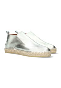 Espadrillas in argento metallico con design slip-on, cuciture rinforzate e suole in juta intrecciata. Texture liscia e accenti minimi.