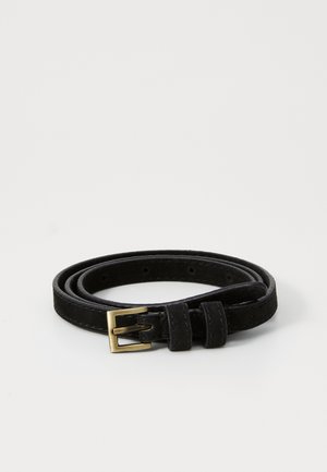 Ceinture en cuir noir avec une texture lisse, dotée d'une boucle en métal doré et de plusieurs trous pour l'ajustement, enroulée soigneusement.