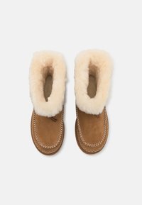 UGG CLASSIC MINI ALPINE - Stivali da neve  - chestnut