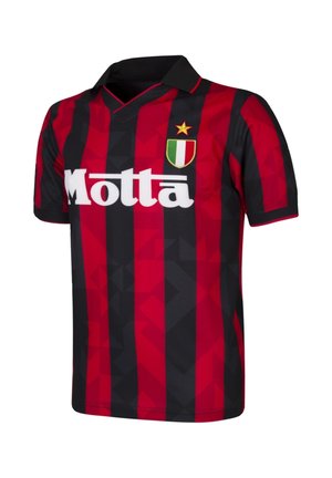 Rood-zwart verticaal gestreept voetbalshirt met zwarte kraag, wit "Motta"-logo en een Italiaans vlagwapen met een gouden ster erboven.