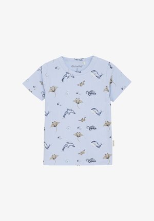 Lyseblå kortærmet T-shirt med ribbet tekstur, prydet med et mønster af marine dyr i afdæmpede farver. Mærket er placeret ved kanten.