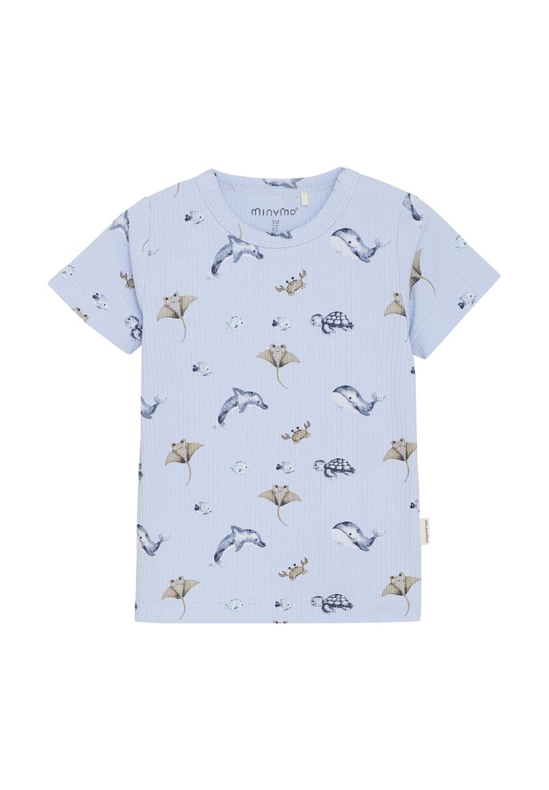 Ljusblå T-shirt med kort ärm och ribbad textur, med ett mönster av marina djur i dämpade färger. Märkesetikett på nederdelen.
