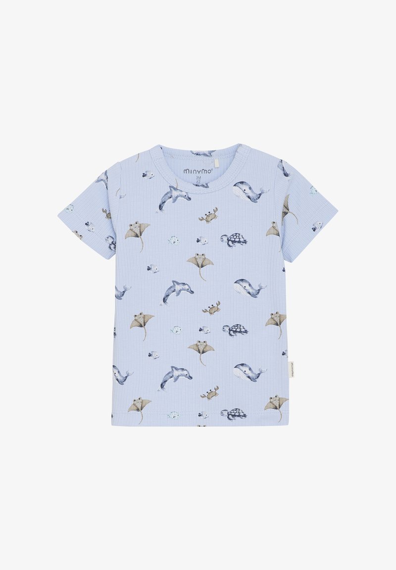 Hellesblaues Kurzarm-T-Shirt mit geripptem Textil, das ein Muster von Meereslebewesen in gedämpften Farben zeigt. Markenetikett am Saum.