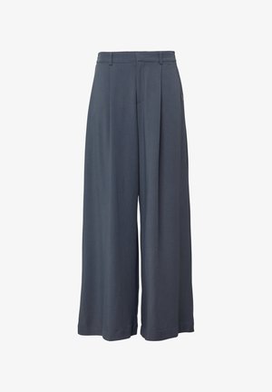 Platas kājas bikses tumši pelēkā audumā, ar krokām priekšpusē un sānu kabatām. Gluda tekstūra ar pielāgotu dizainu.