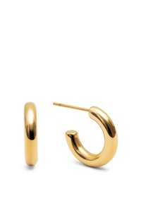 Pendientes de aro dorados con un acabado pulido, que presentan un diseño curvado y un poste para un ajuste seguro. Textura suave con superficies reflectantes.