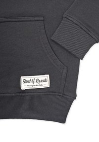 Mörkgrå sweatshirt med en framficka och ribbade ärmslut. Etiketten säger "Band of Rascals, Finest Organic Kids Clothes." Slät textur.