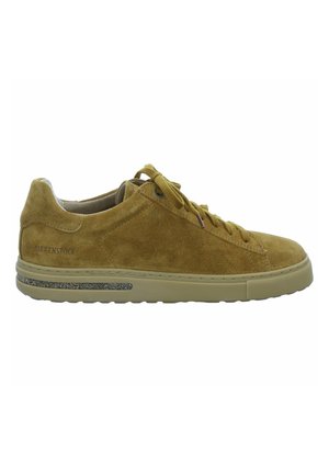 Sneaker in camoscio giallo senape, con profilo basso, punta rotonda, design con lacci e suola testurizzata a contrasto con sottili accenti.