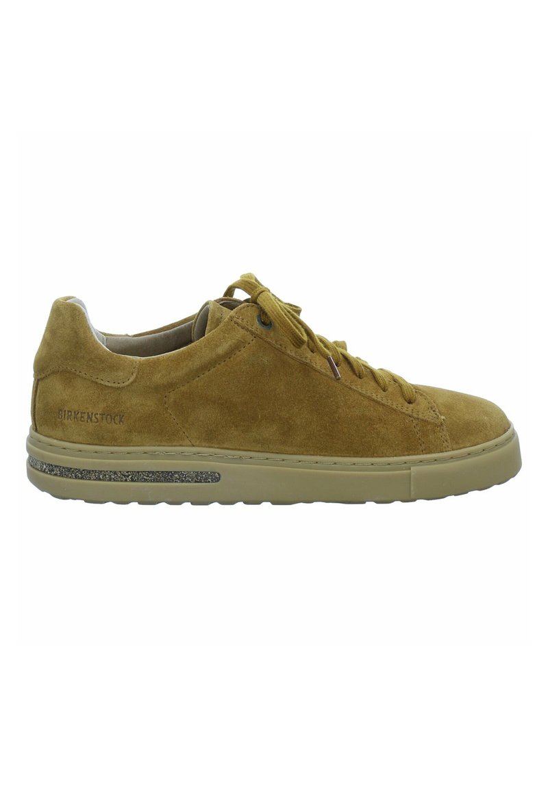 Sneaker in camoscio giallo senape, con profilo basso, punta rotonda, design con lacci e suola testurizzata a contrasto con sottili accenti.