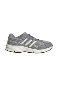 Baskets athlétiques grises avec des rayures blanches, tige en mesh, fermeture à lacets et semelle blanche coussinée étiquetée "Cloudfoam".