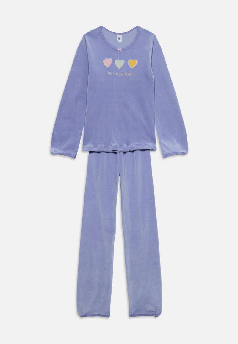 Ensemble pyjama violet doux à manches longues et pantalon avec trois cœurs pastel et le texte « "Petit Bateau" » sur la poitrine.