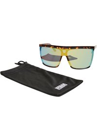 Des lunettes de soleil avec une monture en écaille de tortue, des verres teintés bleus et un design sportif. Comprend un étui noir avec cordon de serrage pour le rangement.