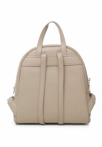 Zaino in finta pelle beige con forma arrotondata, manici superiori e due tracolle verticali. Presenta una texture liscia e un design minimalista.