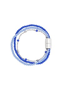 Broschyr med blå och ljusblå runda pärlor, silverkedjeaccentuerade och ett rektangulärt metallspänne med "BREIL" ingraverat.