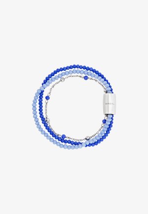 Perlekæde med blå og lyseblå runde perler, sølvkæde accenter og en rektangulær metallisk lukning med "BREIL" indgraveret.