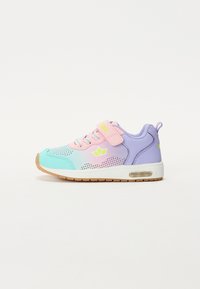 Többszínű sneaker, amely kék, rózsaszín és lila gradient ddesignnal rendelkezik, perforált részletekkel, állítható pánttal és látható légzsákkal.