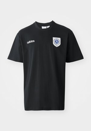 Must sageda T-särk, valmistatud puuvillast, lühikeste varrukatega ja ümmarguse kaelusega. Esiküljel on valge Adidas logo ja vasakul rinnal sinine embleemiga plaastr.